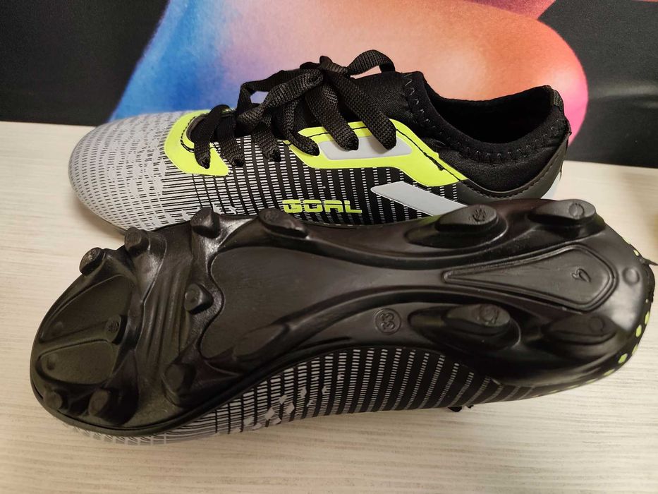 Детски футболни бутонки