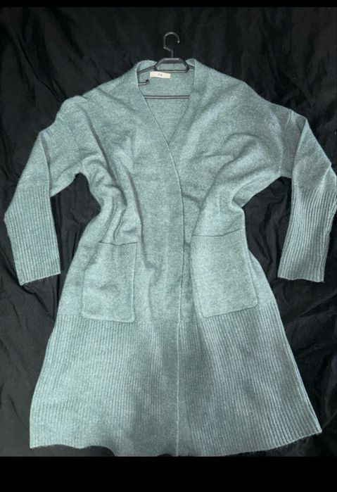 Cardigan foarte bun si arata bine………..