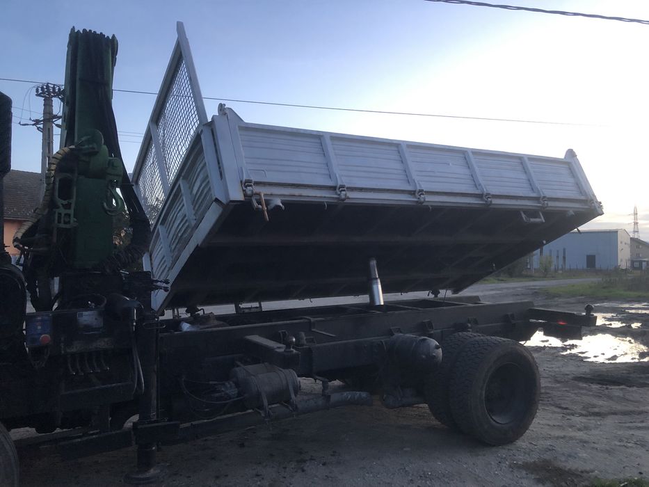 Camion cu macara basculabil