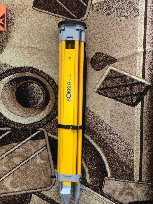 Продам штатив тринога  фибергласс деревянн тахеометр sokkia leica геод