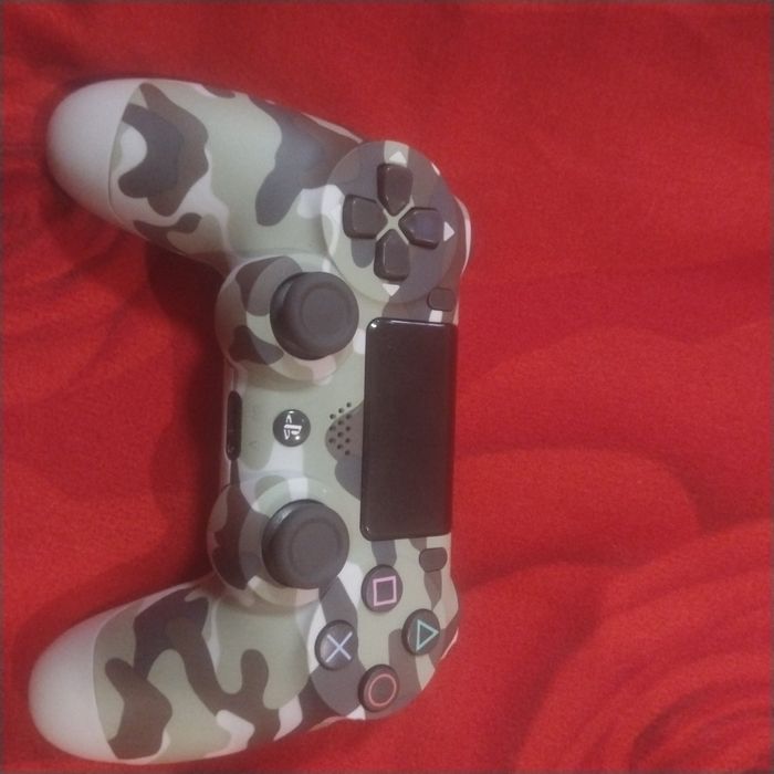 DualShock 4 в отличном состоянии