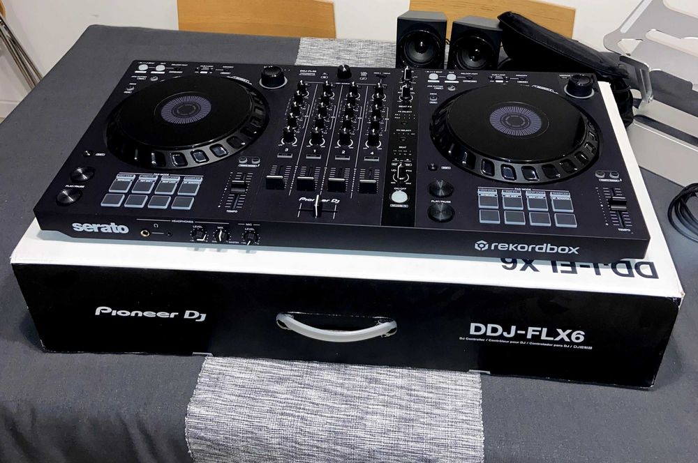 Pioneer DDJ-FLX6 + Case + Support laptop și accesorii incluse