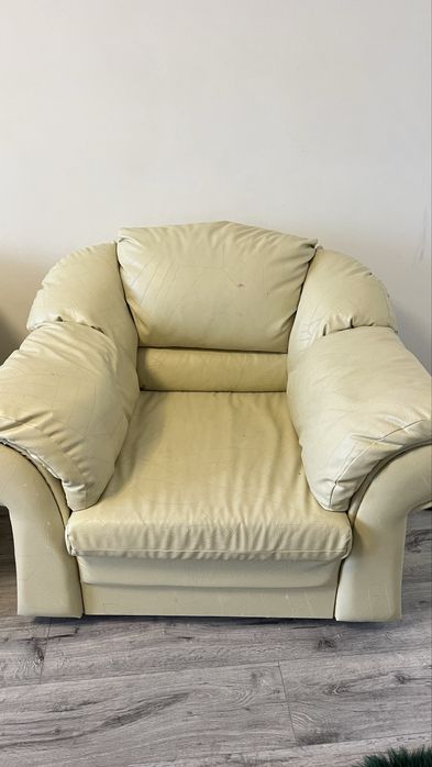 Canapea cu fotolii imitatie de piele crem