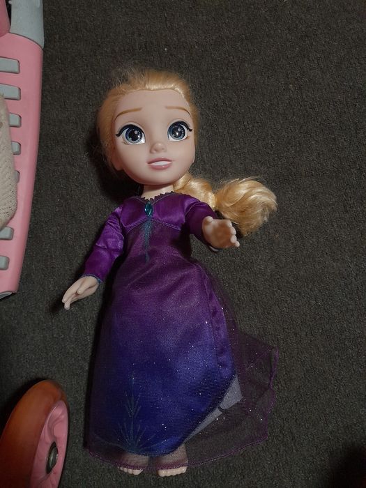 Papusica Elsa cu funcții