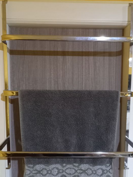 Suport nou de perete, triplu etajat pentru prosoape de baie