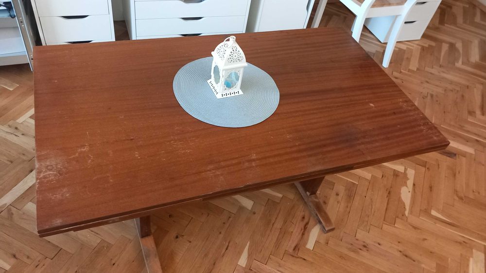 Дървена холна маса