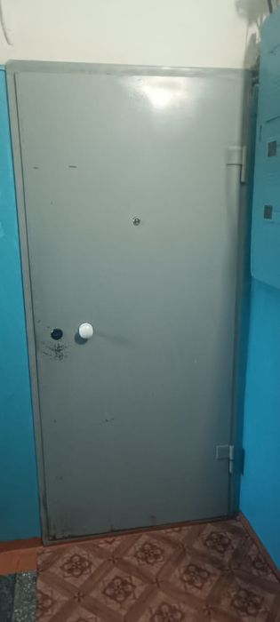 Продам железную дверь