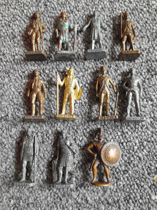 11 бр. войници , фигурки  от шоколадови яйца KInder