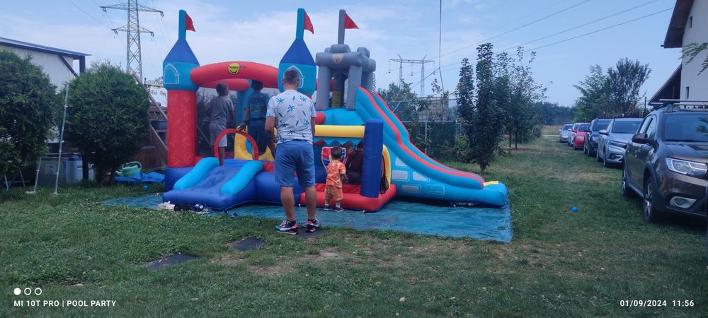 LOC de JOACĂ in aer liber și PISCINĂ
