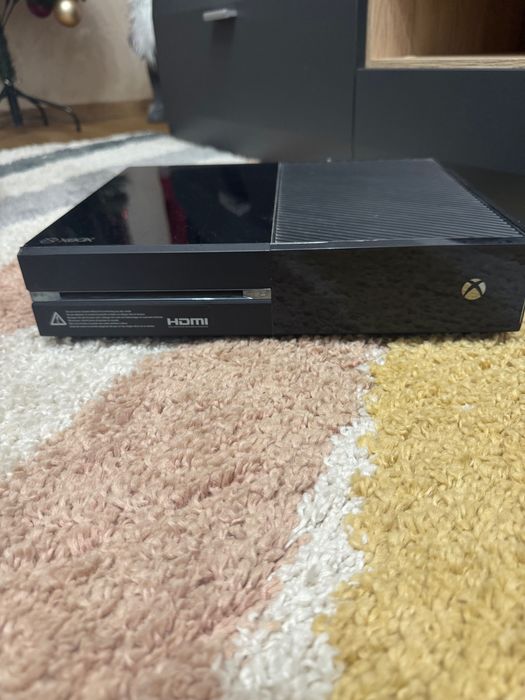 XBOX ONE с 2 безжични джойстика и 15 игри