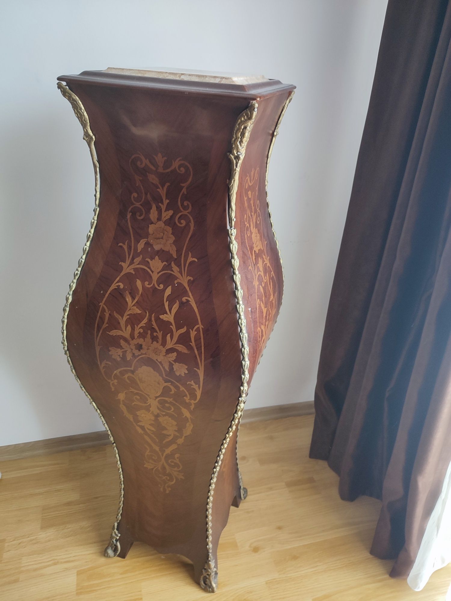 Set Piedestal furnir cu margini  aurite  în stare excelentă