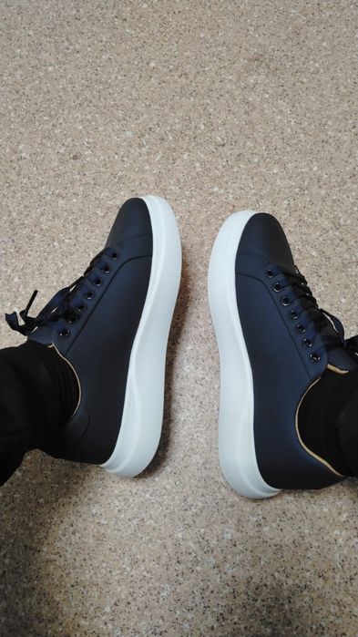 Продаю кроссовки для школы