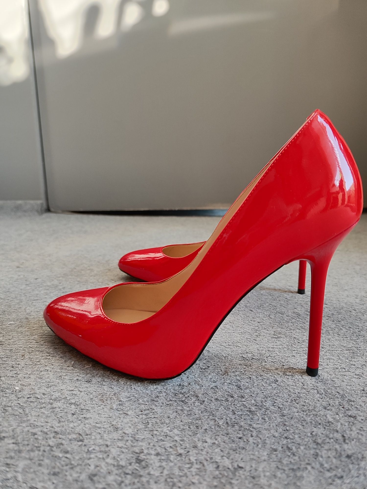 Червени лачени обувки на висок ток