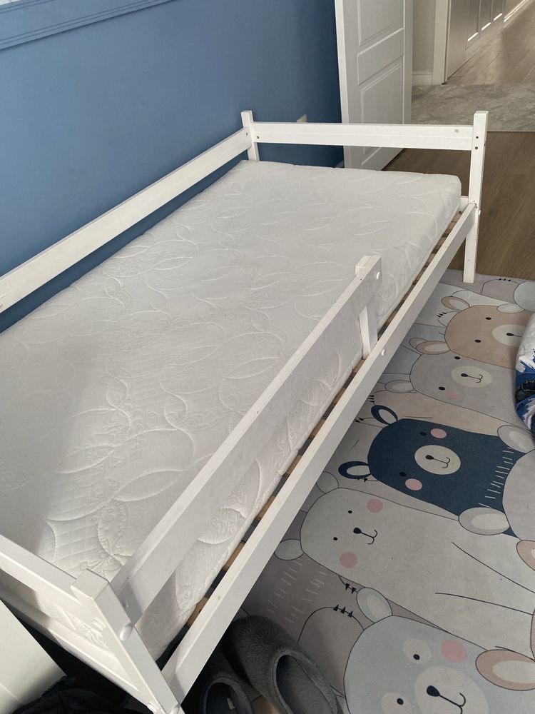 Продаются 2 одинаковые подросковые кровати с матрасами
