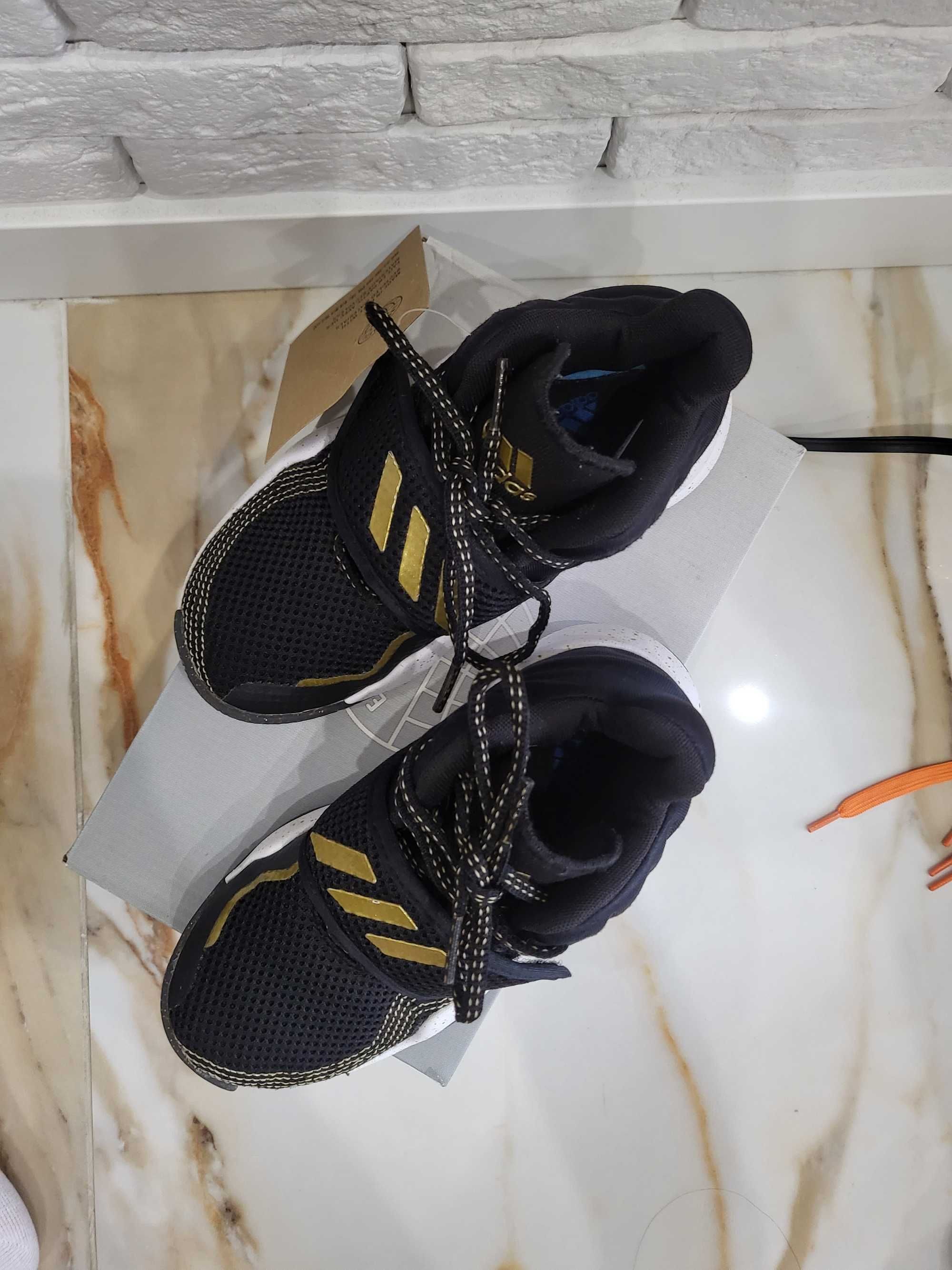 ADIDAS Обувки за баскетбол Deep Threat Primeblue 30номер  нови!