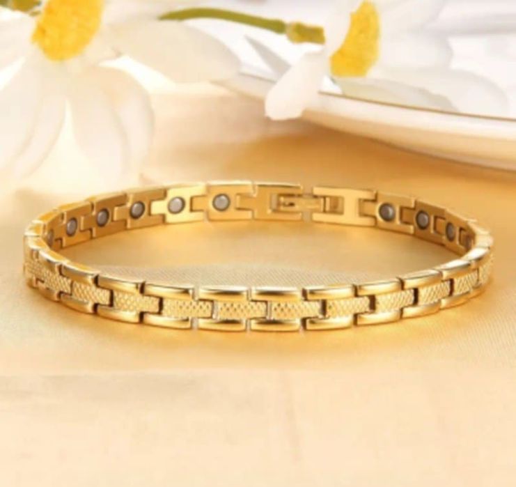 Изящна дамска магнитна гривна от титаниева стомана Меркатор 30 лв.