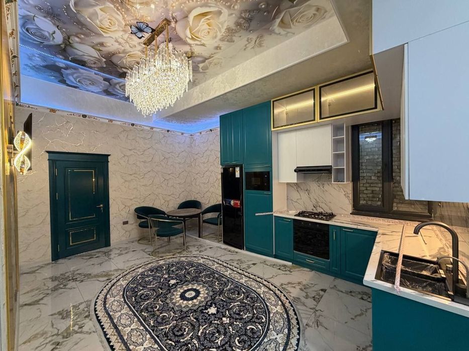 Chinor restorani tomonda uy sotiladi.