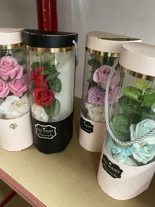 Декоративни букети и подаръчни кутии от сапунени рози