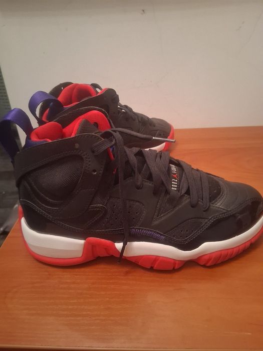 Високи маратонки Nike Jordan,само пробвани веднъж.Без кутия са.