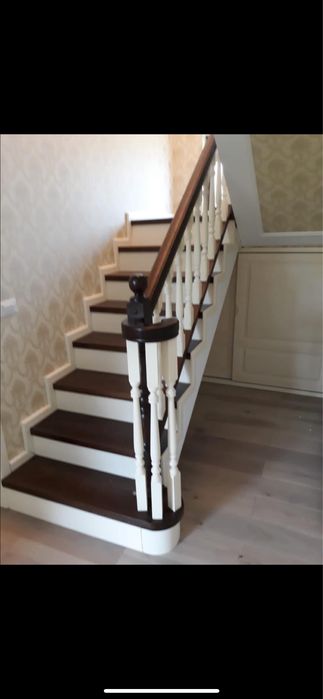 Scari din lemn masiv de stejar la atelierul de tamplarie din Nucet