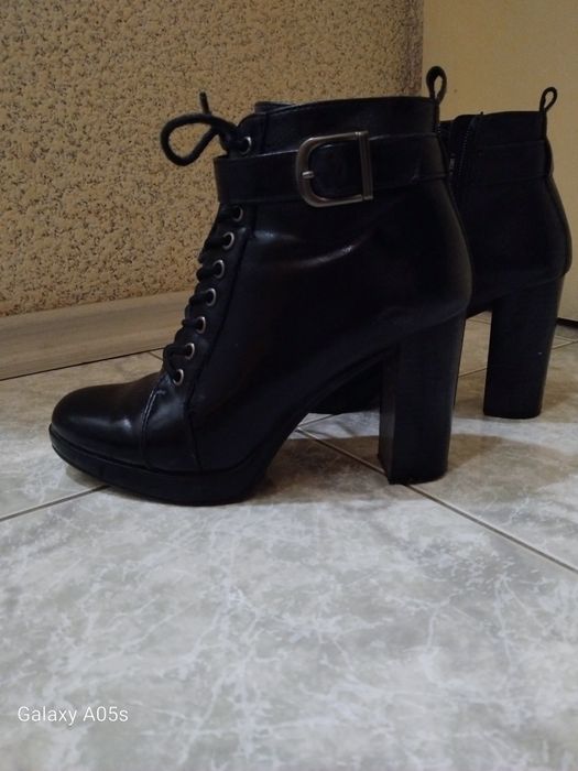 Елегантни дамски боти размер 37