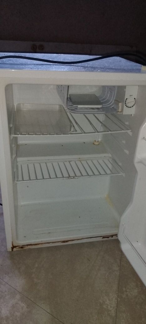 Офисный холодильник высота где-то 50-60см