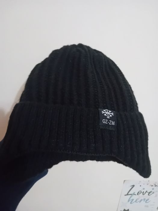 Fes care acoperă urechile pe negru