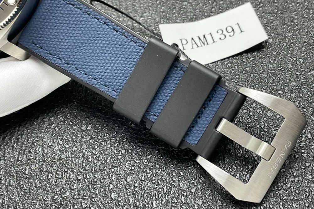 Panerai Submersible Luna Rossa cu mecanism automat