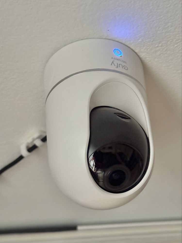 eufy camera 2k камери - една C120 и две E220