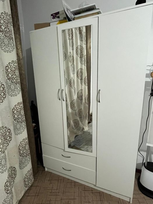 Шкаф белый со стеклом