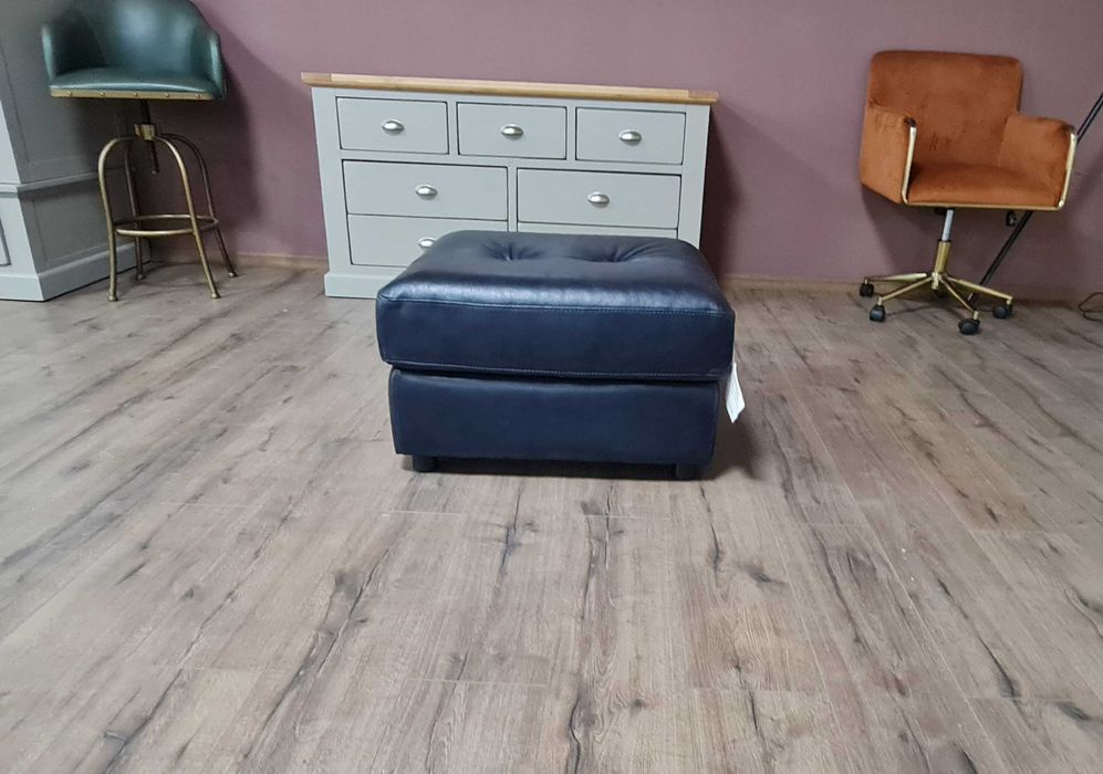 Синя кожена табуретка