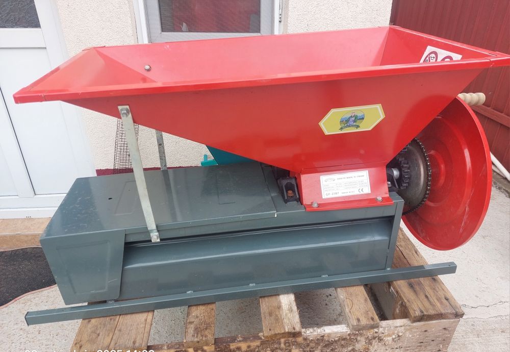 Vând zdrobitor-deschiorcinator struguri