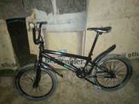 Vând bicicleta BMX