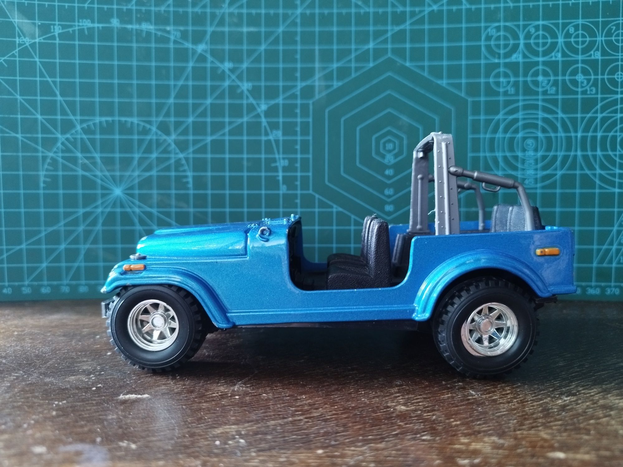 Металната количка Jeep CJ-7 Bburago 1/24