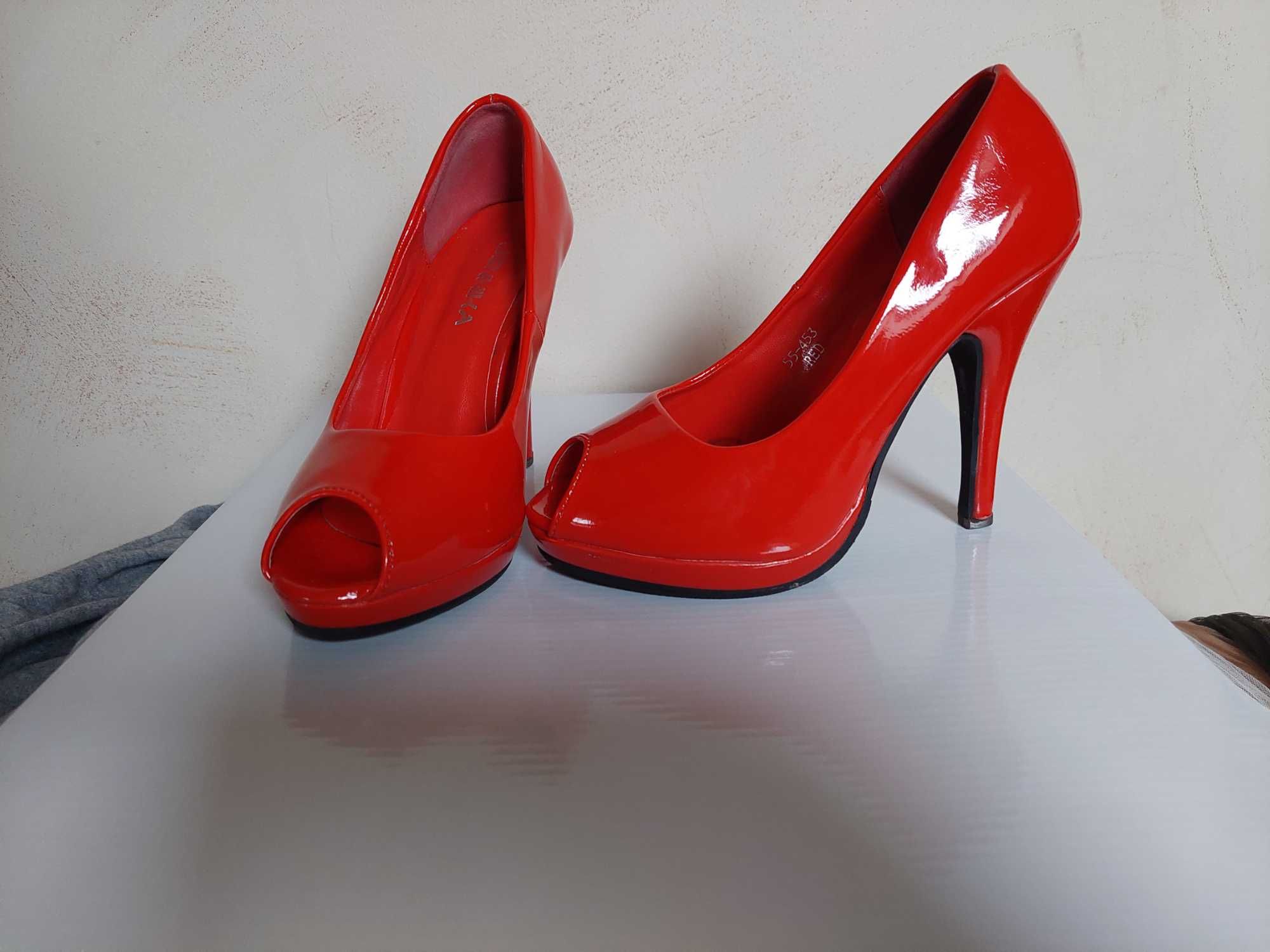 Червени лачени обувки 35ти номер