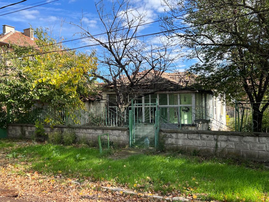 43,000 ЕВРО Камено Къща на 100м от Центъра със дворно място 650кв