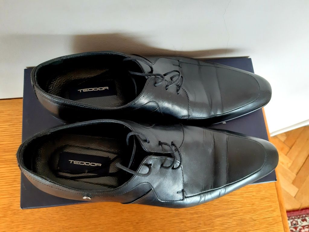 Мъжки официални обувки от естествена кожа.