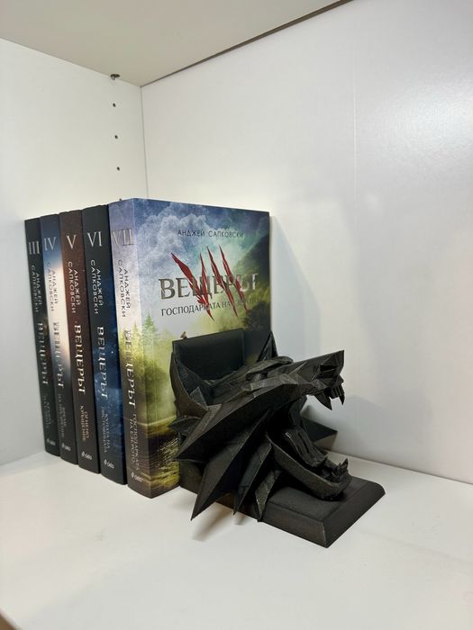 3D принтирана поставка за книги „Вещерът“ – глава на вълк
