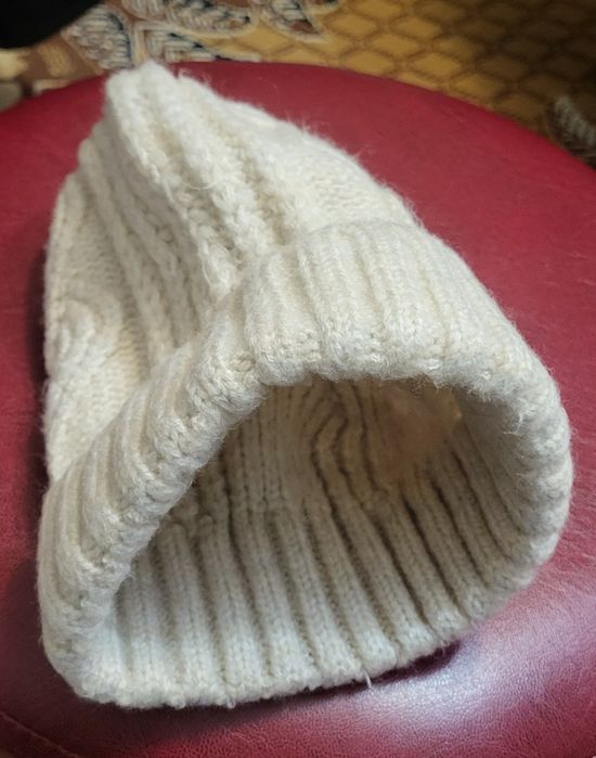 Vând căciuli călduroase