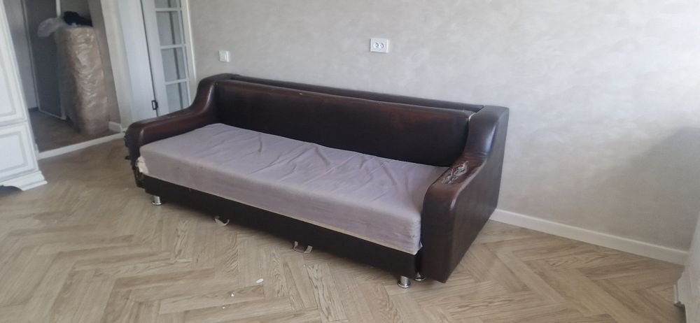 Продам кожаный диван дешевоо!