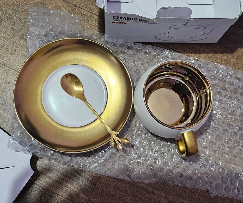 Комплект чаша с чинийка в бяло и златно