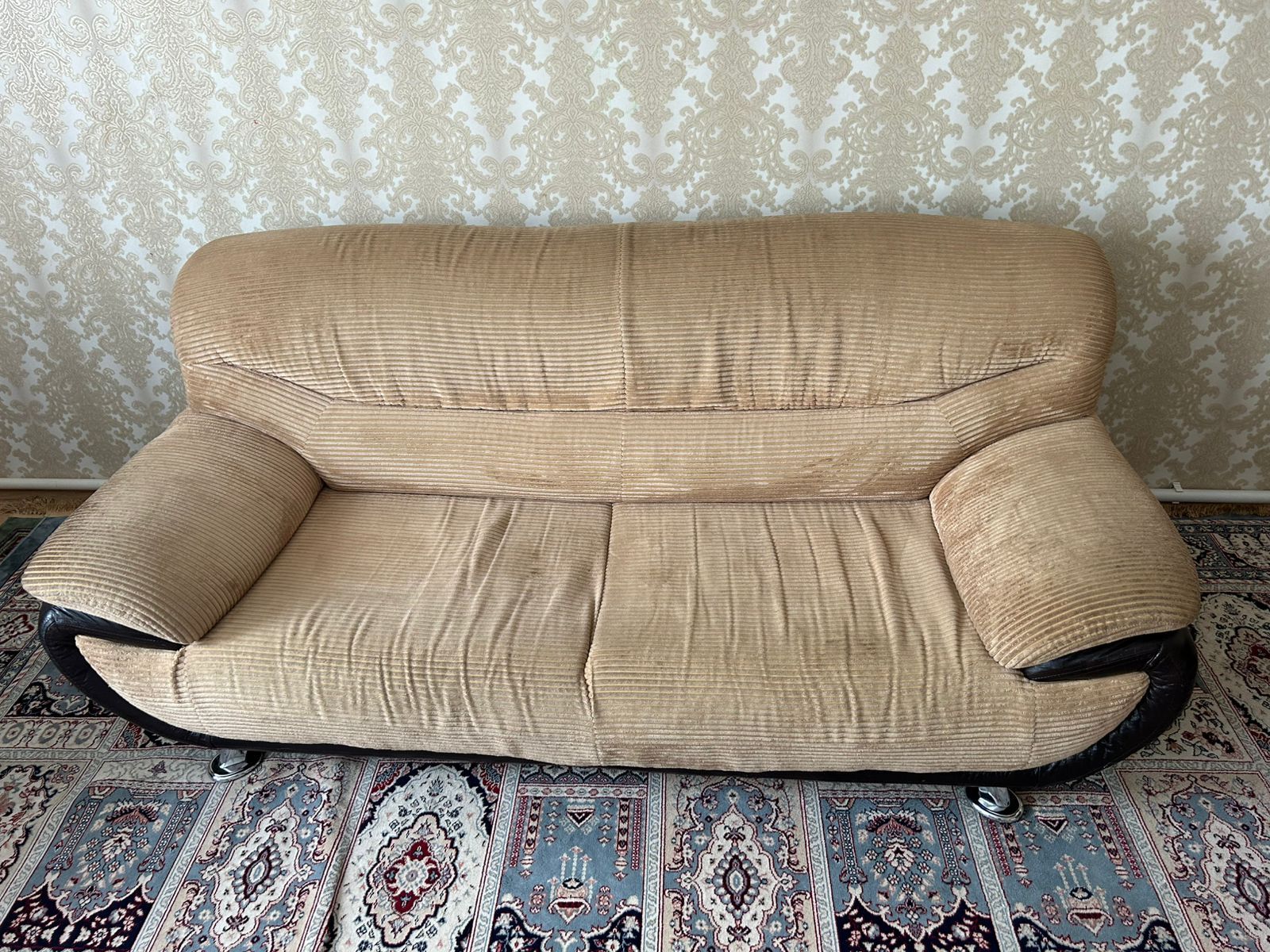 Продам диван и два кресло