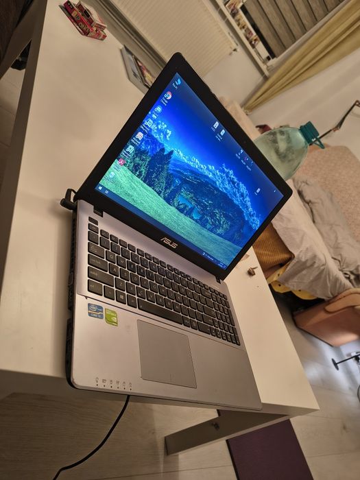 Laptop ASUS i3 , hard SSD 238 GB, 8GB RAM, win 10 pro licență