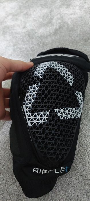 Protecții pentru genunchi Leatt