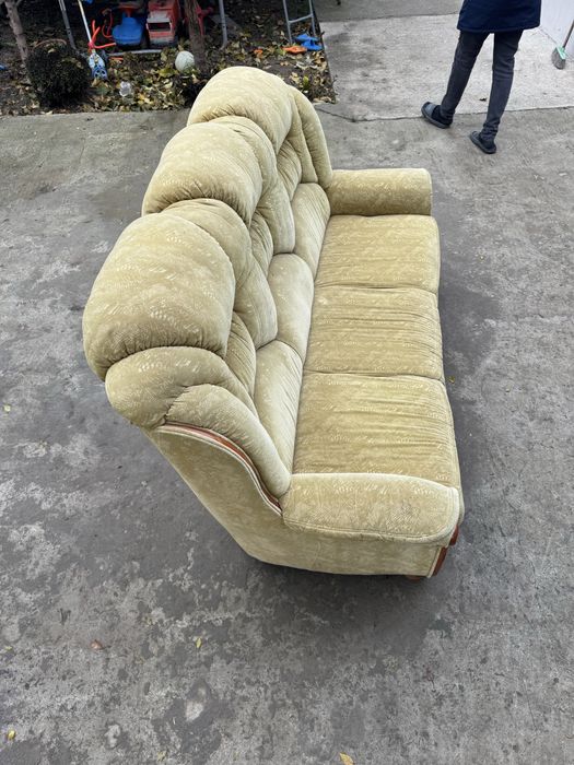 Vând canapea în stare foarte bună