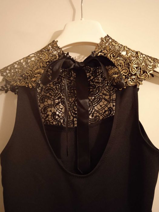 Bluza NOUA eleganta cu dantela aurie , cloșată din talie