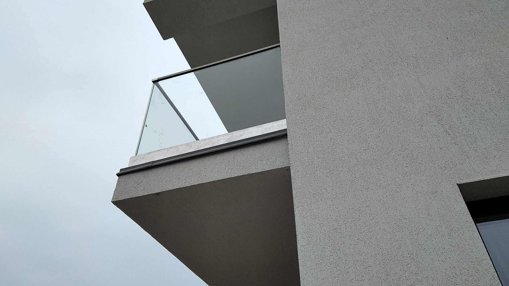 Balustrada de sticla cu profil de aluminiu