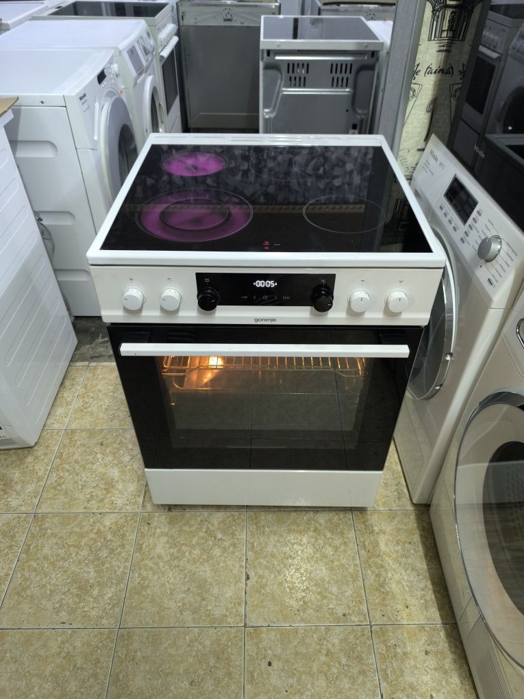 Свободнстояща печка с керамичен плот Gorenje