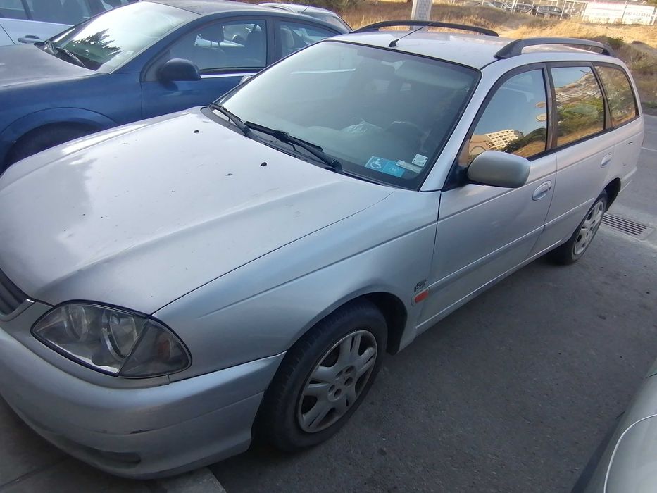 Продавам Тойота Авенсис