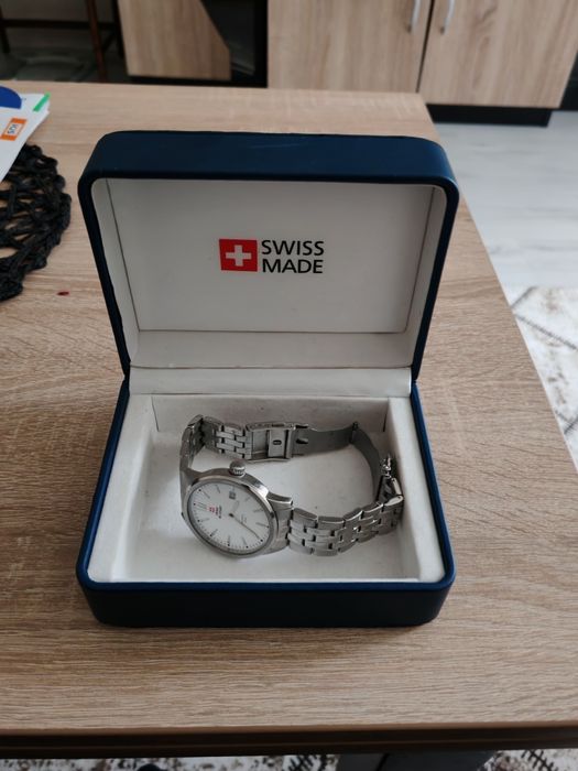 Продавам класически швейцарски часовник Swiss Military, идеален за еже